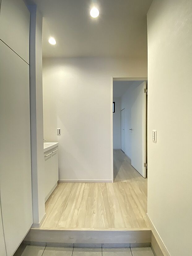 柔らかな光が広がる、家族の帰りを穏やかに迎える心地よい玄関です。