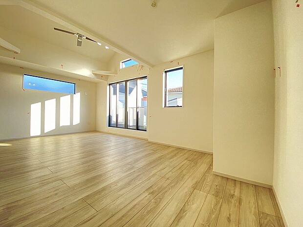 リビングで遊ぶお子様も、キッチンにいるママを確認しながら安心して遊べます。