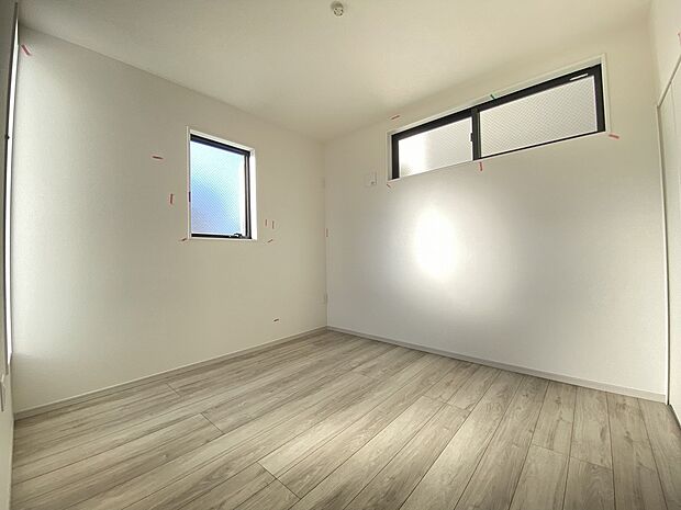 穏やかな時間が漂う、心休まる寝室です。ゆっくり休んで一日の疲れもとれそうですね。