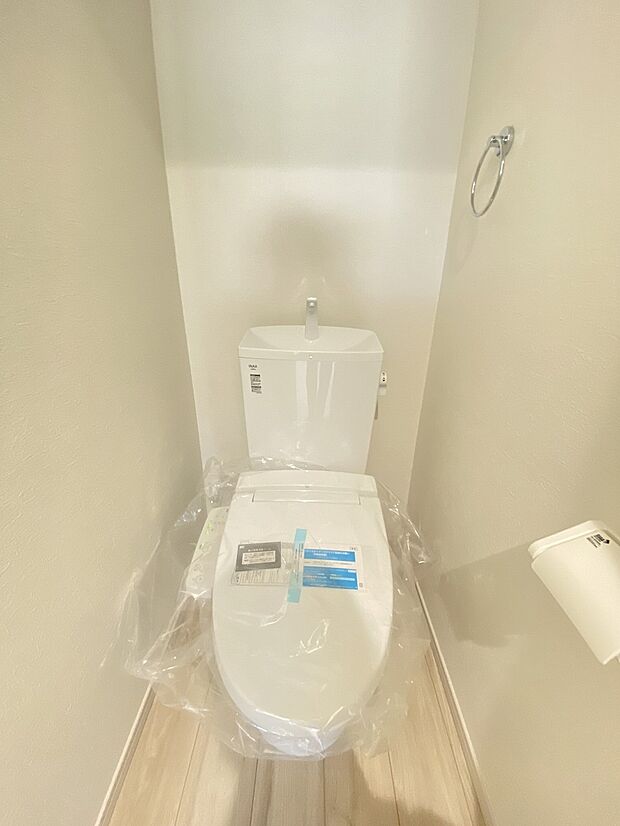 ウォシュレット付きで、家族みんなが快適に使えるトイレ空間。