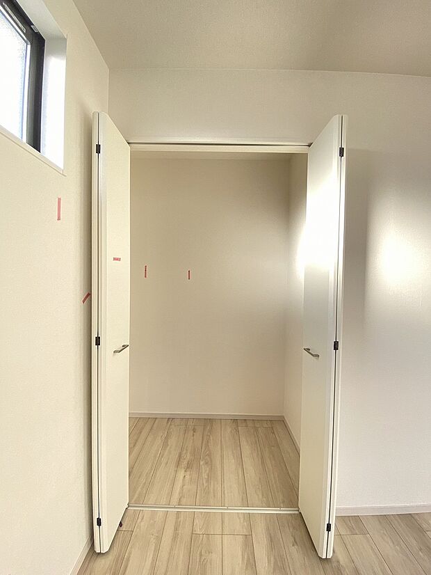 忙しそうなママを見て、何かしようかなというお手伝いの気持ちが芽生えるかも。家族の一体感がもてるカウンターキッチン。