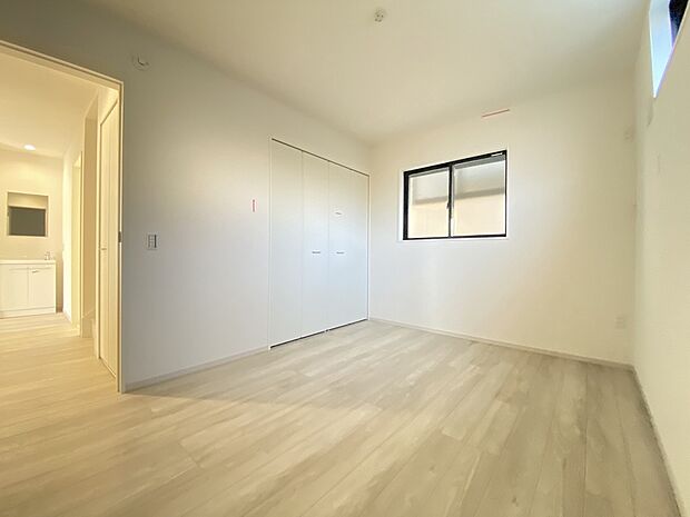 どんなカラーにも馴染む、白のクロス。雑貨や小物、家具との相性も良さそうです。