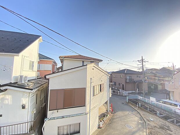 澄み渡る青空の下、ご家族との新しい暮らしがここから始まります。