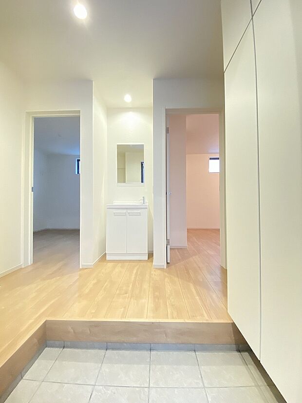 明るさと温かさに満ちた、家族を迎える穏やかな玄関スペースです。