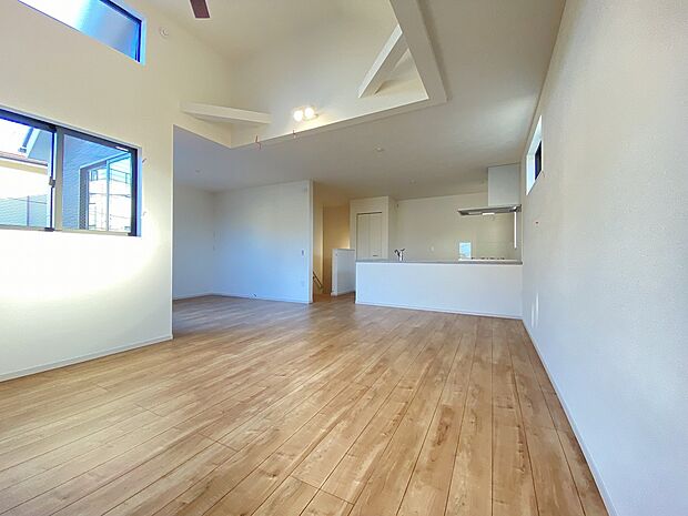 太陽に愛された邸宅。陽当たり通風に恵まれた、心地いいお住まいです。