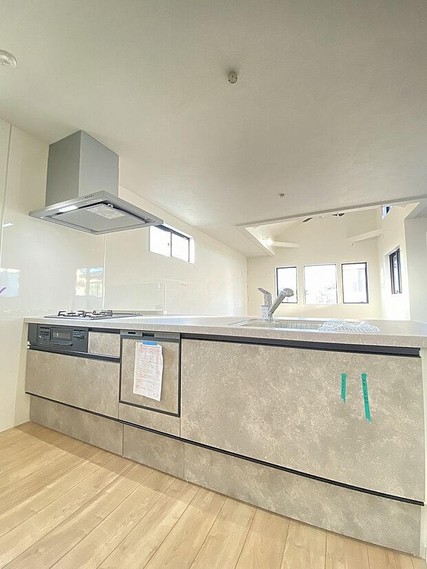 仲良しのお友達の来訪時もついついおしゃべりがとまりません。夕ご飯やお茶の準備をしながらも、おしゃべりを続けられる対面キッチン。