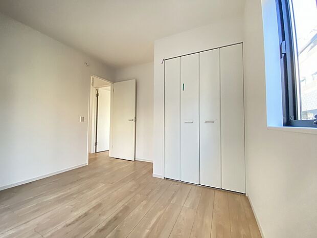 穏やかな時間が漂う、心休まる寝室です。ゆっくり休んで一日の疲れもとれそうですね。