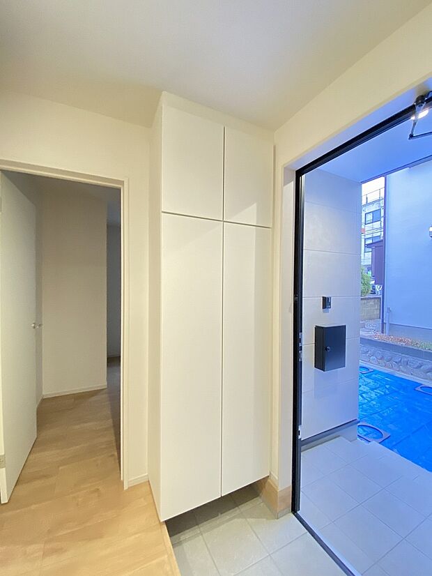 たくさんの靴をすっきり収められ、玄関をいつも清潔に保てる心強い収納です。