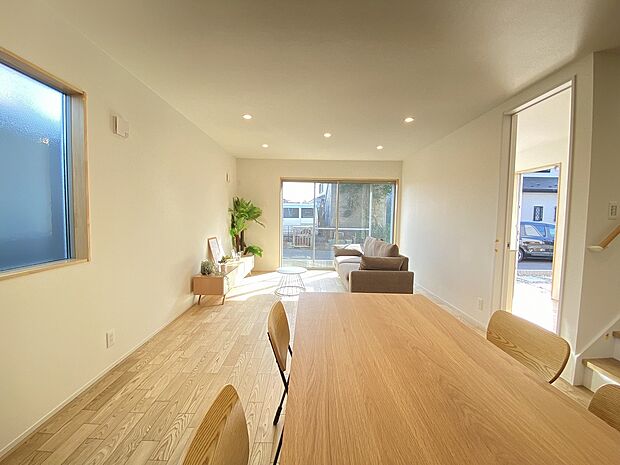 温かみのある空間で、家族の時間が心地よく流れるリビングです。