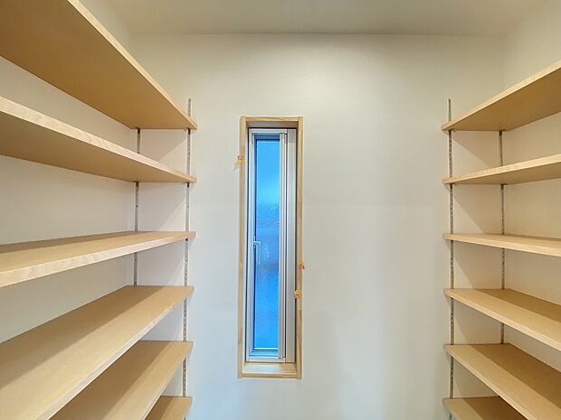 ストック管理がしやすい、使い勝手の良いパントリーです。