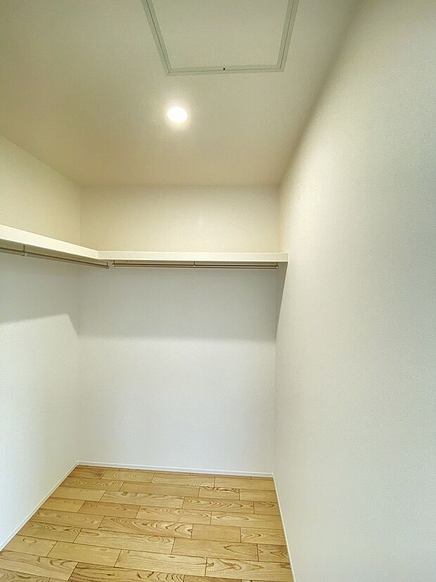 下半分に突っ張り棒を設置すると、倍容量のお洋服がかけられます。