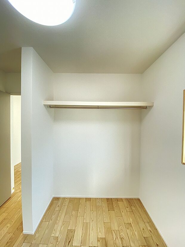 クローゼットに入るお洋服も見やすく、毎日に服選びも楽しくなりますね。