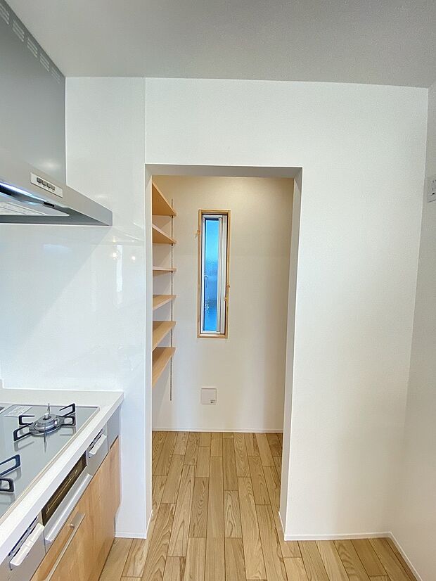 家族の成長に寄り添う、ゆとりのパントリーです。