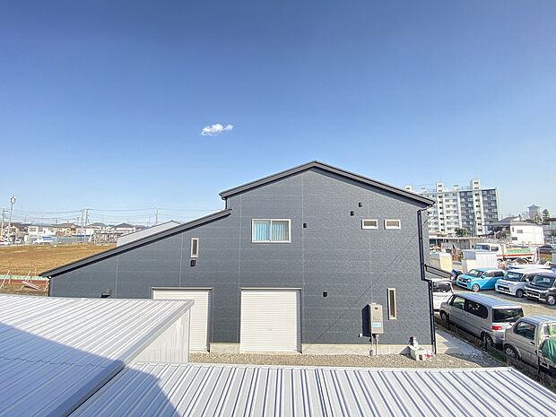 青空が広がり、陽光が差し込む開放感に包まれた住環境です。