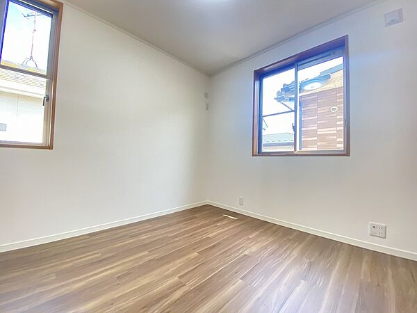 カーテンやラグを変えるだけで雰囲気が一変。自分らしいお部屋づくりが楽しめます。