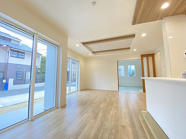 温かみのある空間で、家族の時間が心地よく流れるリビングです。