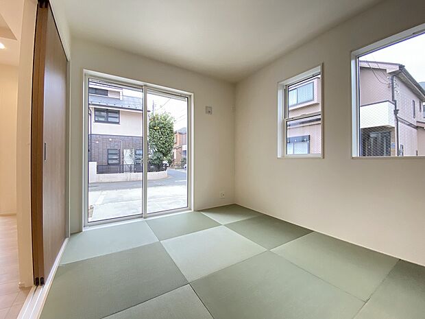 和室もとってもお洒落 親子で畳の上をゴロゴロ、のどかな休日を想像してしまいますね。