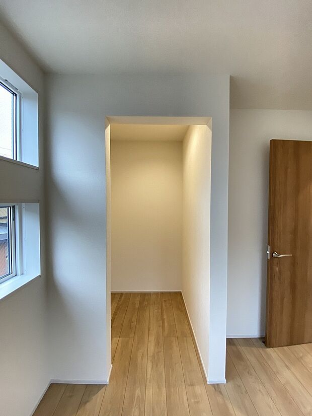 衣類だけじゃなく、スーツケースやレジャー用品もしまえます。