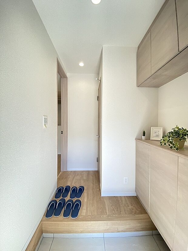 明るさと温かさに満ちた、家族を迎える穏やかな玄関スペースです。