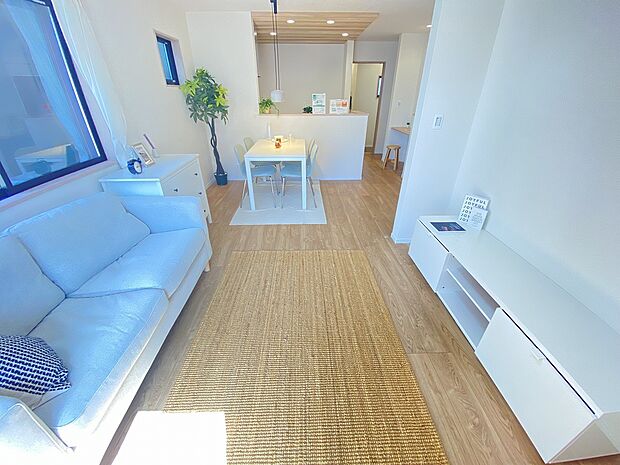 清潔感を溢れる白を基調としたリビング。どんなテイストにもマッチしてくれそうです。