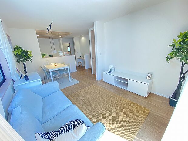 お気に入りのインテリアが映える、落ち着いた雰囲気のリビングです。