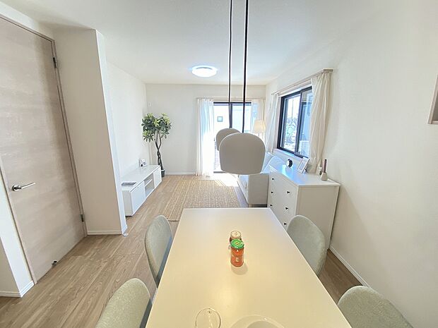 清潔感を溢れる白を基調としたリビング。どんなテイストにもマッチしてくれそうです。