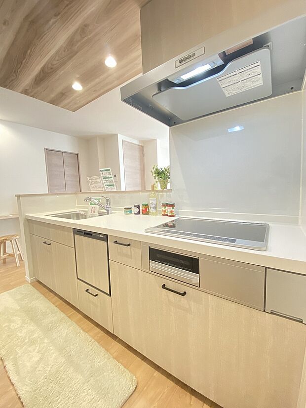 白を基調とした明るいキッチン。上段下段と収納力に期待がもてます。