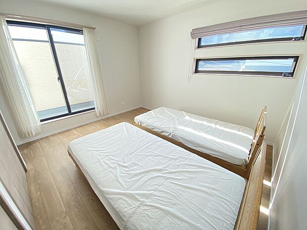 穏やかな時間が漂う、心休まる寝室です。ゆっくり休んで一日の疲れもとれそうですね。