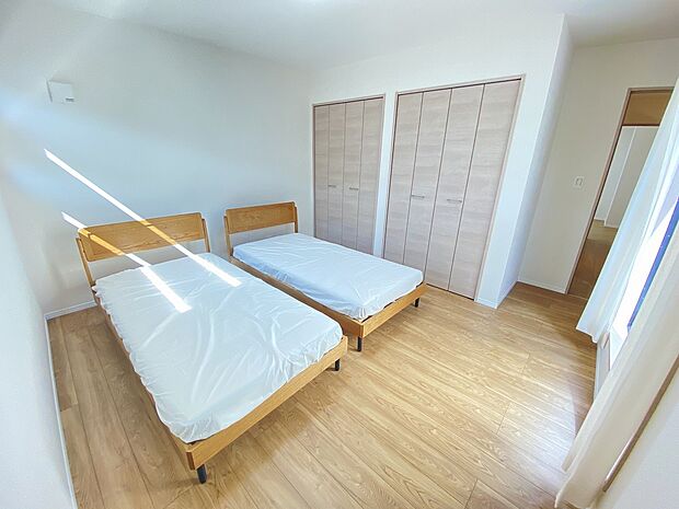 朝の光がやさしく差し込む。鳥のさえずりに包まれて目覚める、贅沢なひとときです。