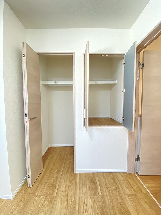 クローゼットに入るお洋服も見やすく、毎日に服選びも楽しくなりますね。