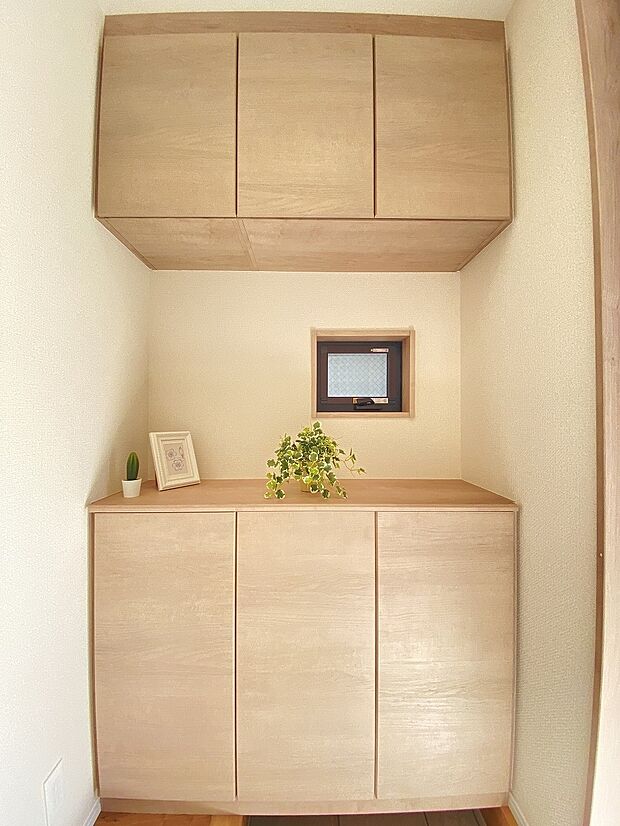 豊富な収納力で靴をまとめて片づけられ、玄関を清潔にキープできます。