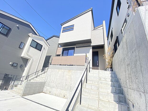 2色のやわらかなコントラストが美しく、上品で落ち着きある外観デザインです。