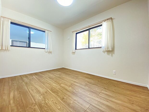 どんなカラーやテイストにも馴染む白いクロスで、インテリアの幅が広がります。