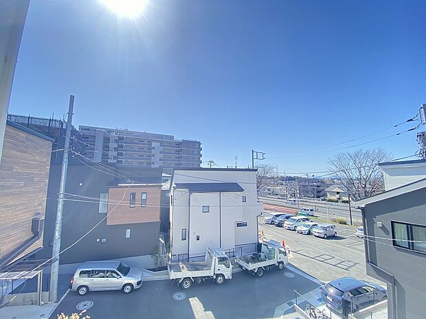 四季を楽しめるスポットが点在し、日々の喧騒の中で心安らぐ場所が見つかります。