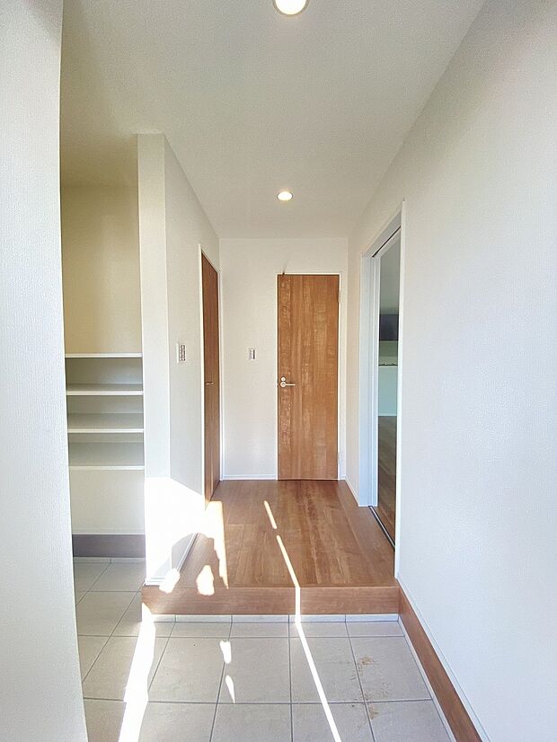 明るさと温かさに満ちた、家族を迎える穏やかな玄関スペースです。