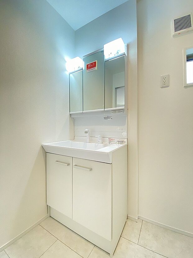 朝の身支度も二人で使えるワイドな洗面化粧台。今日の予定やイベントを話しながら、忙しい朝も家族でにぎわいそうな空間です。