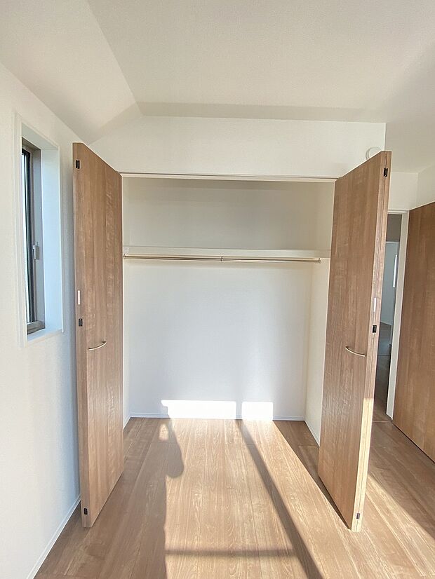 下半分に突っ張り棒を設置すると、倍容量のお洋服がかけられます。