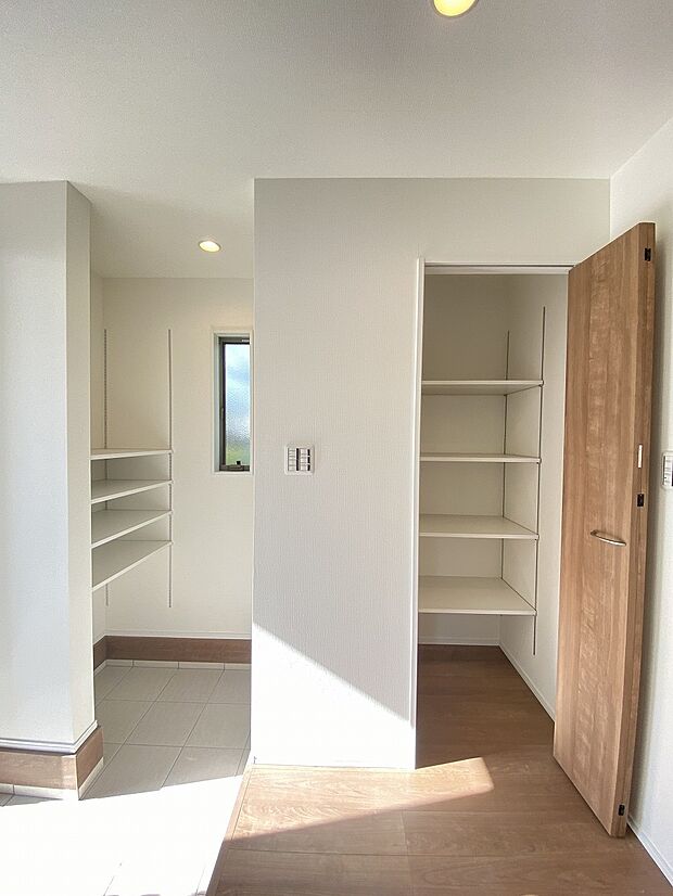 豊富な収納力で靴をまとめて片づけられ、玄関を清潔にキープできます。