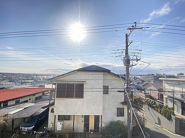 澄み渡る青空の下、ご家族との新しい暮らしがここから始まります。