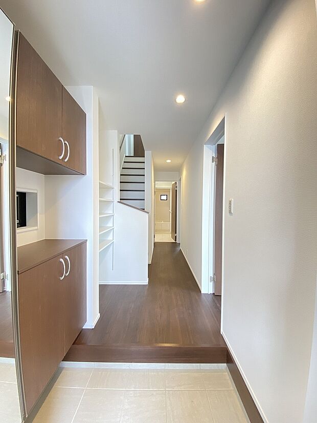 明るさと温かさに満ちた、家族を迎える穏やかな玄関スペースです。