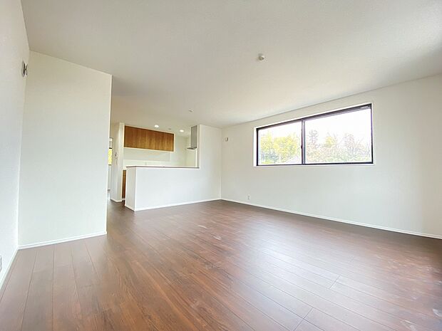 清潔感を溢れる白を基調としたリビング。どんなテイストにもマッチしてくれそうです。