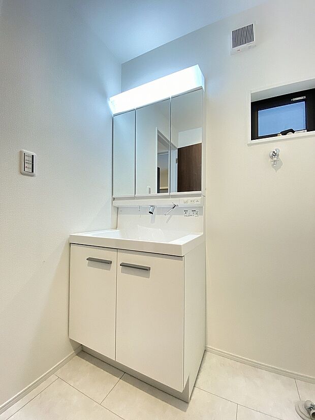 朝の身支度も二人で使えるワイドな洗面化粧台。今日の予定やイベントを話しながら、忙しい朝も家族でにぎわいそうな空間です。