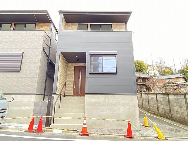 2色の調和が奏でるスタイリッシュな佇まい。家族が幸せになる物語がここからスタートします。