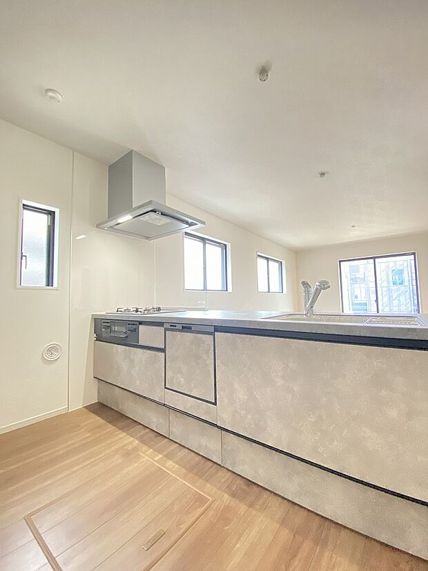 今日の出来事を聞きながら、お料理できるカウンターキッチン　ご家族の笑顔や支えがいつもそばにあります。