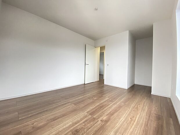 穏やかな時間が漂う、心休まる寝室です。ゆっくり休んで一日の疲れもとれそうですね。