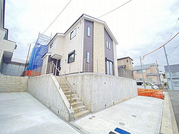 2色の調和が奏でるスタイリッシュな佇まい。家族が幸せになる物語がここからスタートします。