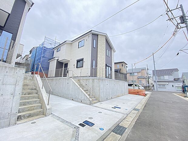 陽光あふれる青空の下、開放感と快適さが共存する理想の住環境です。