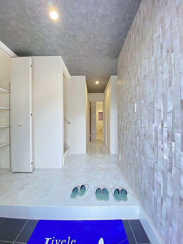 白を基調にした玄関が、家族をそっと迎えてくれる優しい空間です。