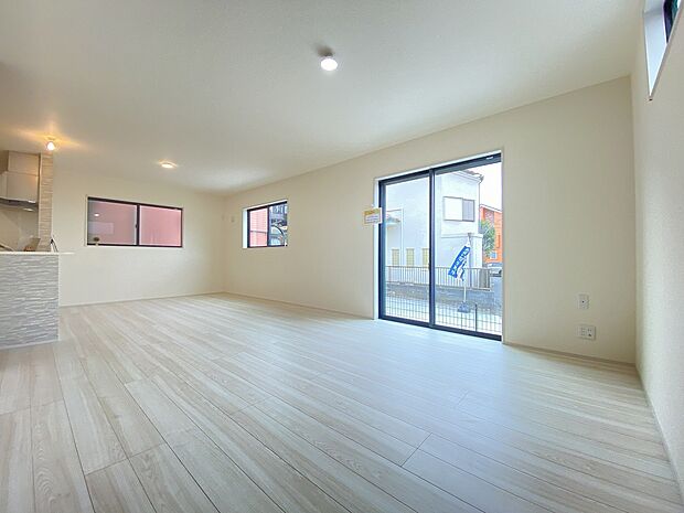 多くの時間を過ごす空間だからこそ採光にはこだわりたいですね 光を感じることが出来るリビング空間です