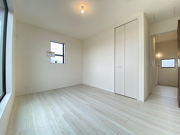 穏やかな時間が漂う、心休まる寝室です。ゆっくり休んで一日の疲れもとれそうですね。